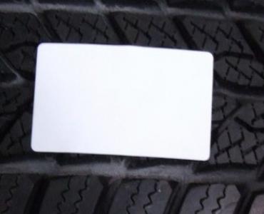 Adhesive label for a highly effective hold on tyre of various rubbers
