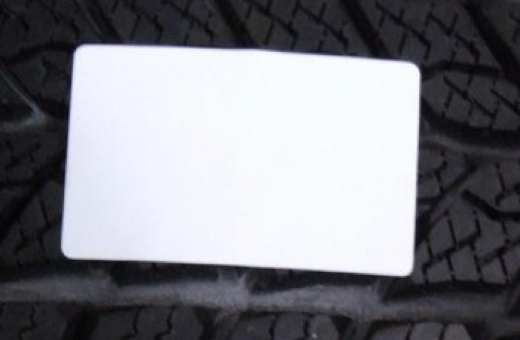 Adhesive label for a highly effective hold on tyre of various rubbers