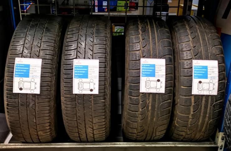 Seasonal management labels for winter/summer tyres identification